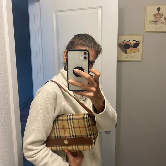 Authentic Burberry bag. Excellent condition. - Picture 4 of 6